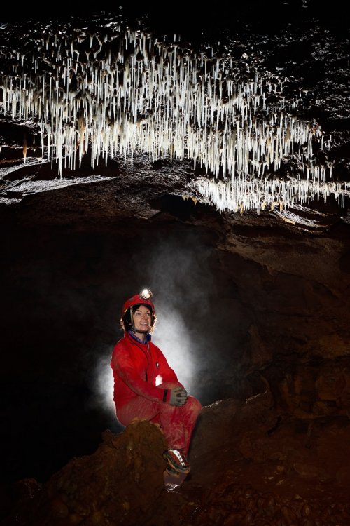 La Combe aux Prêtres - Réseau nord : spéléo assise sous un plafond orné de fistuleuses (SP-19-1998 )